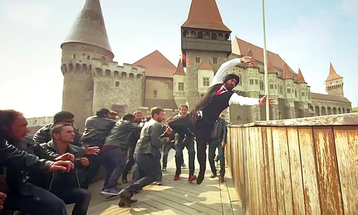 Pelicula «Singh is Bliing»  a fost filmată în România. Aici, o scenă de la Castelul Corvinilor