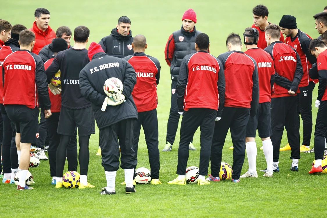 
    Ionel Dănciulescu le-a ţinut un scurt discurs fotbaliştiilor dinamoviştiFOTO: David Muntean  