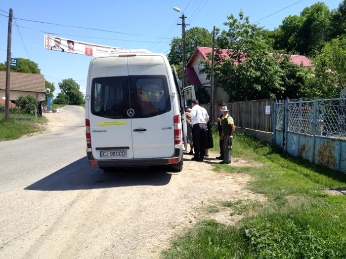 Alegători transportaţi cu microbuzul şcolii FOTO: PDL Cluj