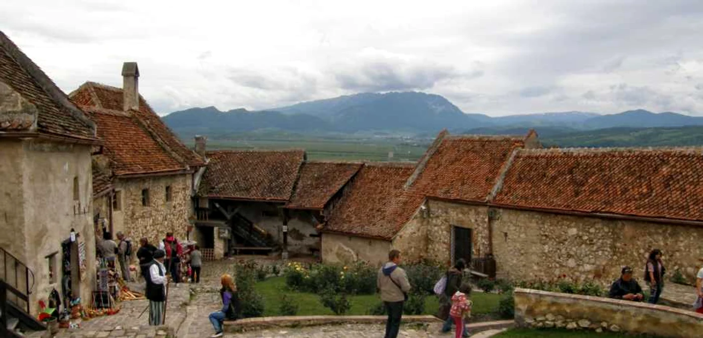 Cetatea Râşnov a devenit un magnet pentru turişti. FOTOAdevărul.