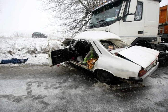 Maşina veche de peste 20 de ani a fost distrusă