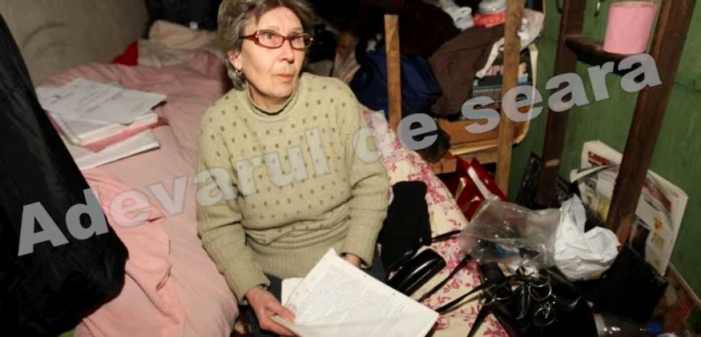 Femeia locuieşte acum boxa din beciul blocului Foto: Stelian Grăjdan