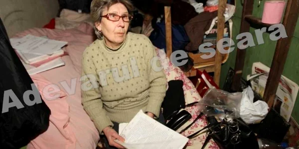 Femeia locuieşte acum boxa din beciul blocului Foto: Stelian Grăjdan