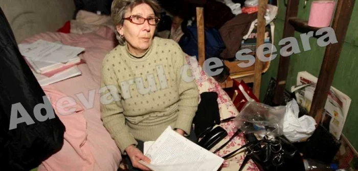 Femeia locuieşte acum boxa din beciul blocului Foto: Stelian Grăjdan