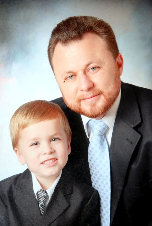 Ion, când era doar un copil, alături de tatăl său