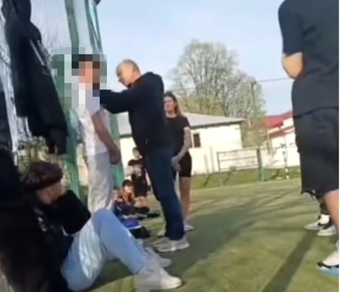 Elev bătut de un consilier local FOTO: captură video