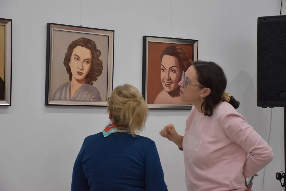 „Pasărea măiastră a României” în 25 de portrete realizate de pictorul care o asculta în copilărie la patefon. „Cumva, a vrut să-i dea viață”