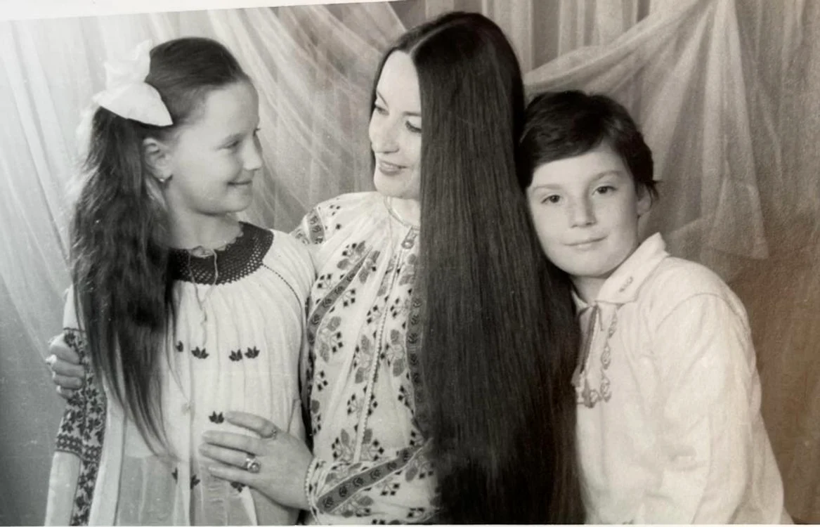 Maria Dragomiroiu alături de cei doi copii