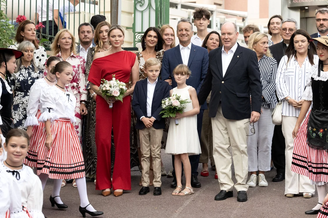 Prințesa Charlene a optat din nou pentru roșu. FOTO: Profimedia