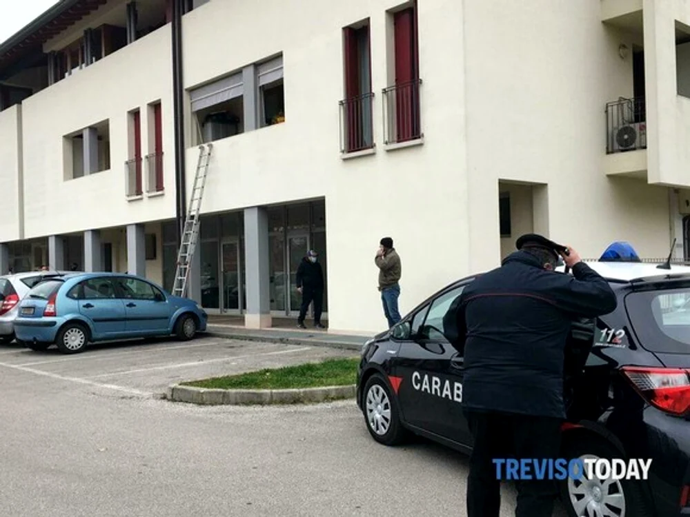 
    Italianul și-a strangulat copilul de 2 ani, apoi s-a omorât Foto: observatornews.ro  