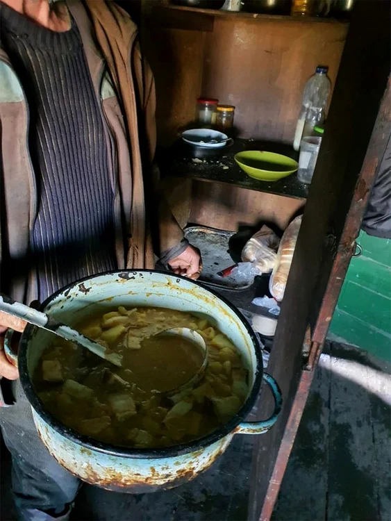 Mâncarea zilnică era o ciorbă cu cartofi