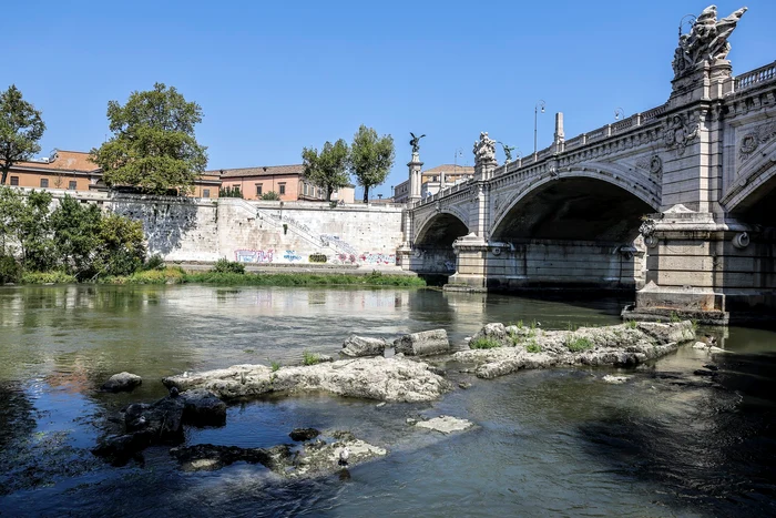 Ruinele unui pod din Roma, scoase la suprafață de scetă (Foto: Profimedia)