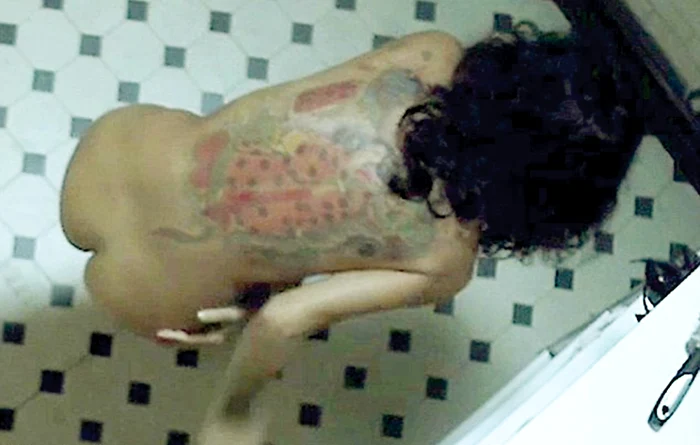 
    2015  Focoasa brunetă  arată trăsnet în  pelicula „Everly”,  deşi e trecută de  prima tinereţe  