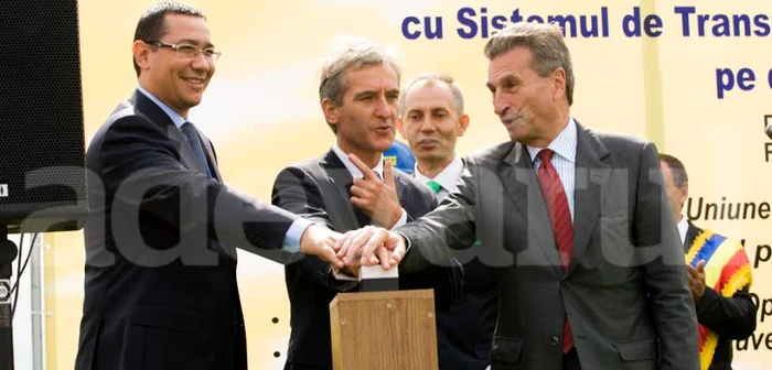 Iurie Leancă, premierul Republicii Moldova, omologul său de la Bucureşti, Victor Ponta şi comisarul european pentru Energie Gunther Oettinger FOTO: Dumitru Goncear