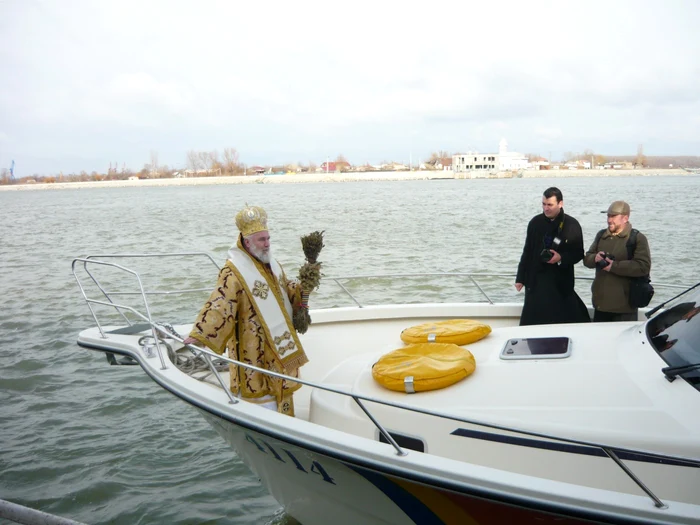 Crucea a fost aruncată în apele Dunării FOTO Adevărul