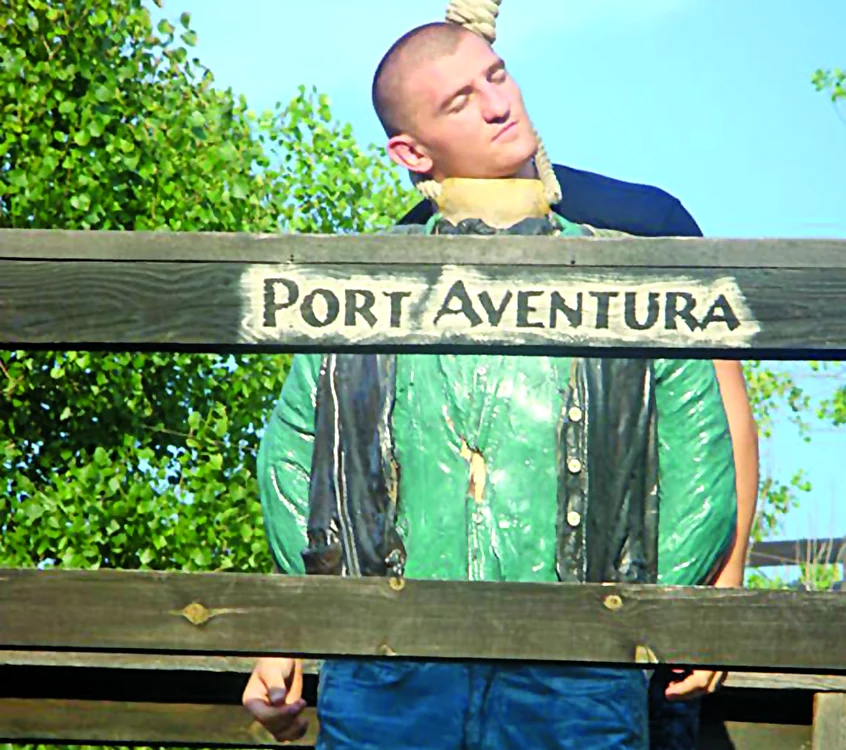 
    Moroşanu a făcut pe spânzuratul în parcul de  distracţii Port Aventura  