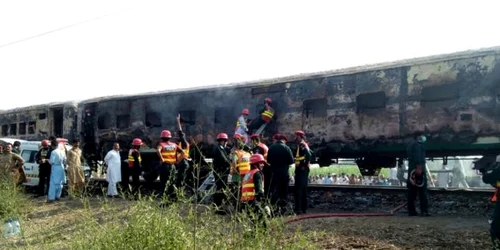 Tren incendiat in Pakistan FOTO EPA-EFE