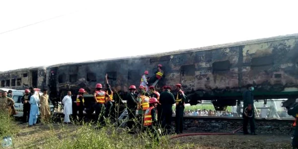 Tren incendiat in Pakistan FOTO EPA-EFE