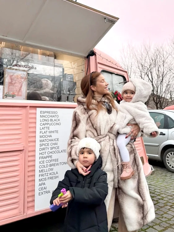 Alina Ceușan, alături de copiii ei / Foto: Instagram