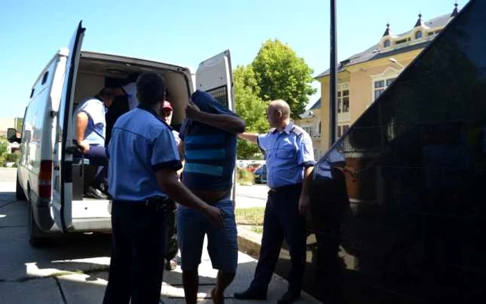 Trei persoane au fost reţinute şi riscă arestul preventiv pentru evaziune. FOTO Adevărul