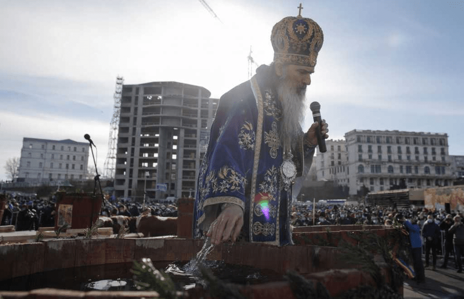 Boboteaza la malul mării. ÎPS Teodosie sfințește apele Dunării cu o zi înainte de Botezul Domnului