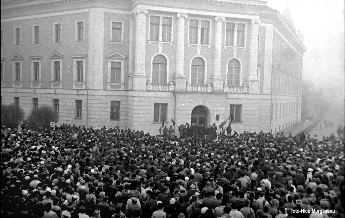 Mulțime adunată la Alba Iulia, în primele zile ale Revoluției FOTO Nicu Murgășanu