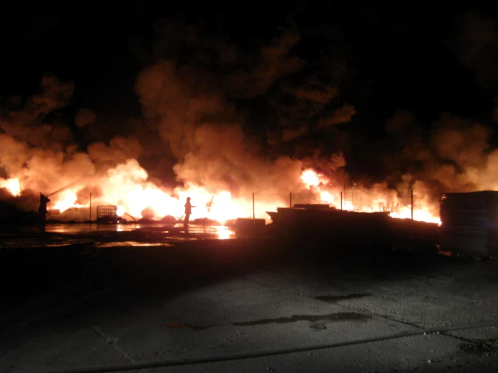 Incendiu la un centru de reciclare