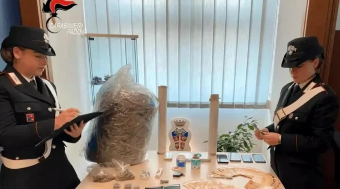 Acasă la român au fost descoperite mai multe cantităţi de droguri. Foto: Carabinieri Padova