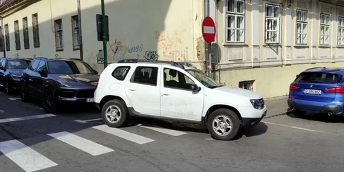 Maşina primarului Braşovului a fost parcată pe trecerea de pietoni FOTO facebook