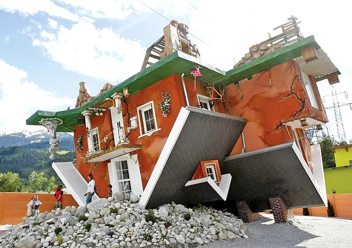 
    Casa  cu fundu-n  sus (fotografii: reuters)  