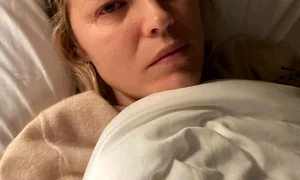 Eva Herzigova se luptă cu noul coronavirus png