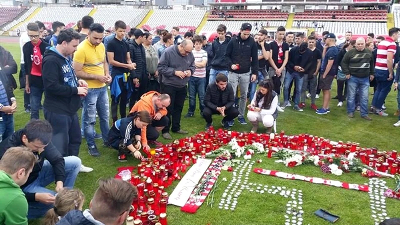 Sute de oameni au venit să aprindă lumânări