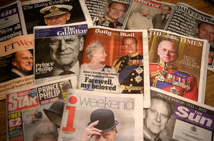 
    Britanicii i-au adus un omagiu  prinţului consort, la porţile  Palatului Buckingham   