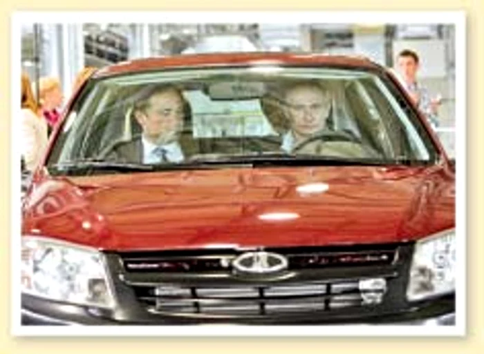 Vladimir Putin (dreapta) a inaugurat în 2011 noul model Lada Granta