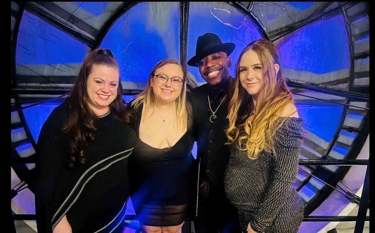 Nick Davis, alături de cele trei soții ale sale FOTO Instagram