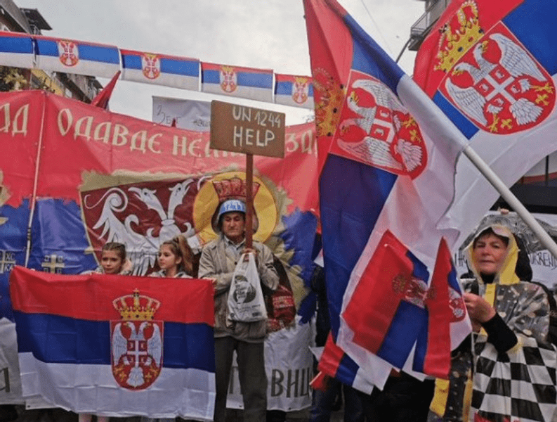 Protest la Mitrovica: Aproximativ 10.000 de sârbi kosovari şi-au revendicat apartenenţa la Serbia şi au respins autoritatea Pristinei - VIDEO