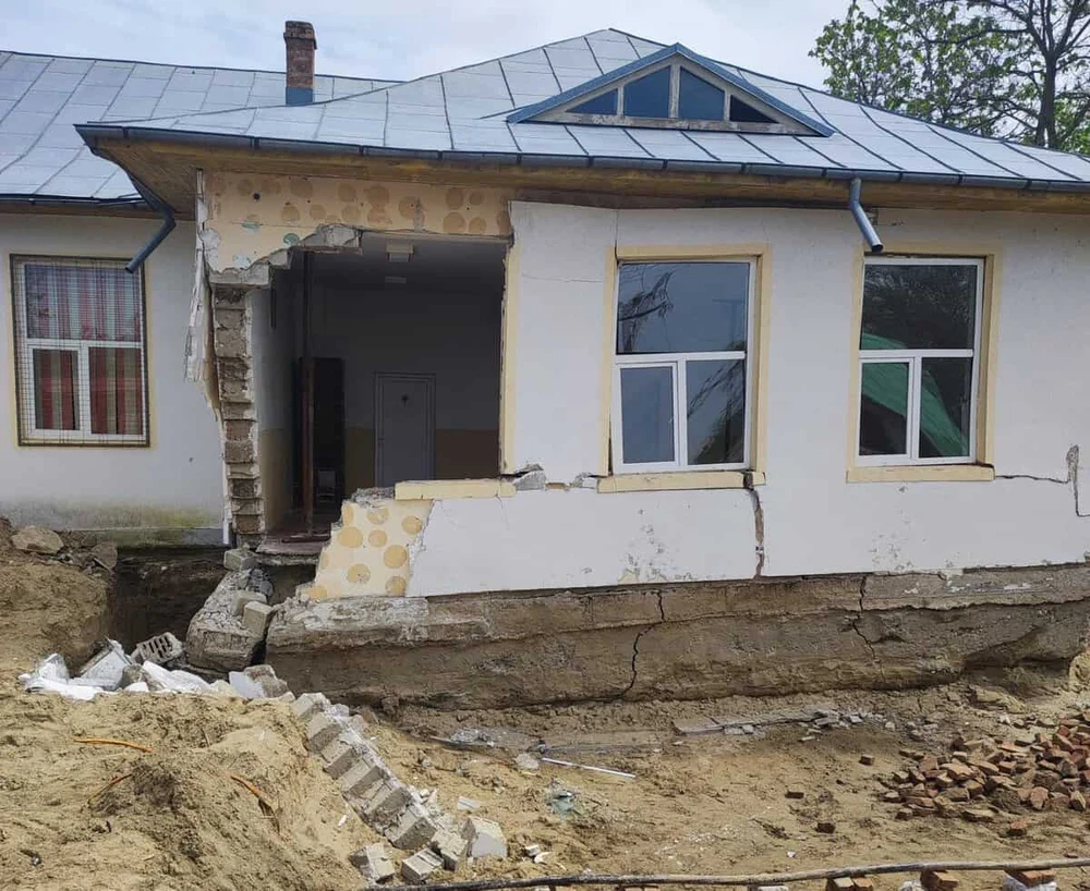 Momente de panică într-o școală din Tulcea după ce un perete s-a prăbușit în timpul orelor