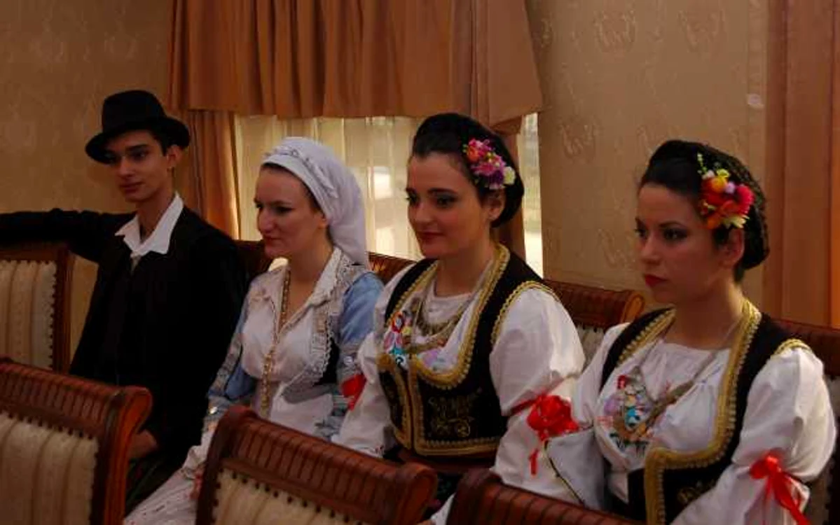 Costumul popular este ţinută obligatorie la Bal FOTO CRISTIAN FRANŢ