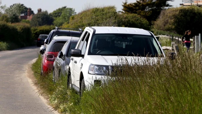 Amenzi usturătoare pentru șoferii care parchează pe spațiile verzi.