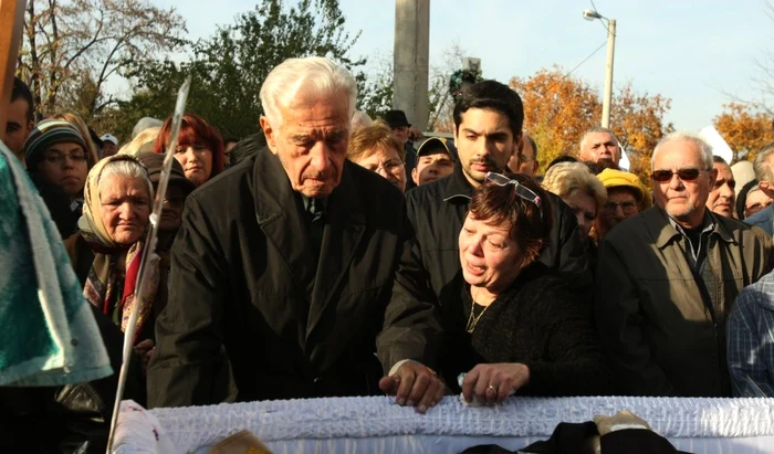 Sergiu Nicolaescu îndurerat, la înmormântarea prietenului său, Iurie Darie FOTO Adevărul