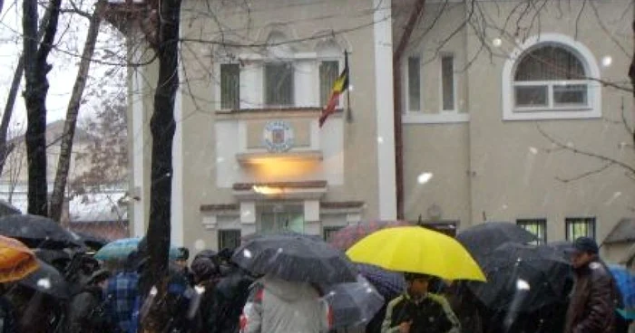 La secţiile de votare deschise în Republica Moldova, de obicei, se formează cozi. FOTO: Adevărul