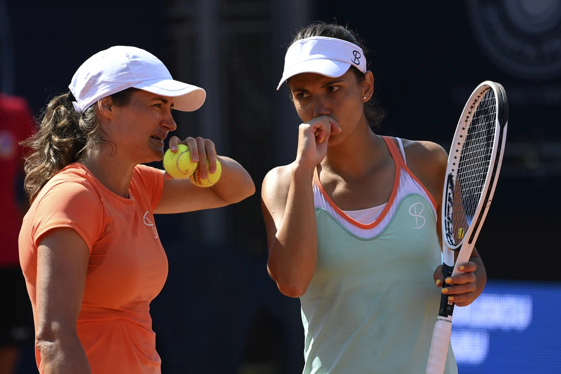 
    Monica Niculescu și Raluca Olaru au ratat câteva ocazii de a câștiga primul set, iar apoi au pierdut și meciulFoto: Guliver / GettyImages  