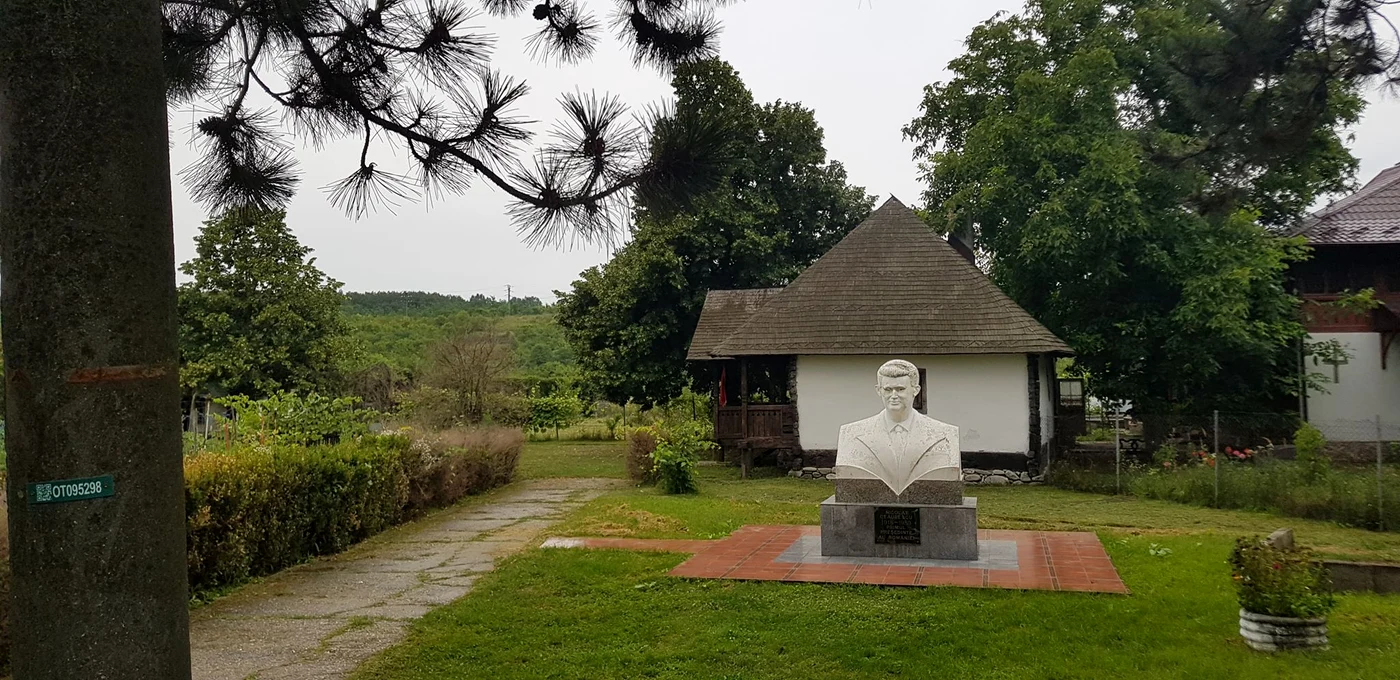 Casa părintească din Scornicești a lui Nicolae Ceaușescu a devenit acum muzeu, în curte tronând un bust imens al fostului lider comunistFoto: Gabriel Peneș