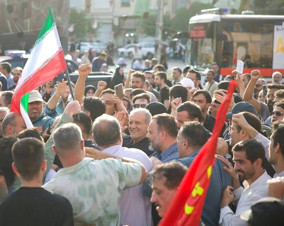 Masoud Pezeshkian, în mijlocul unor manifestanți, în 2025. FOTO X