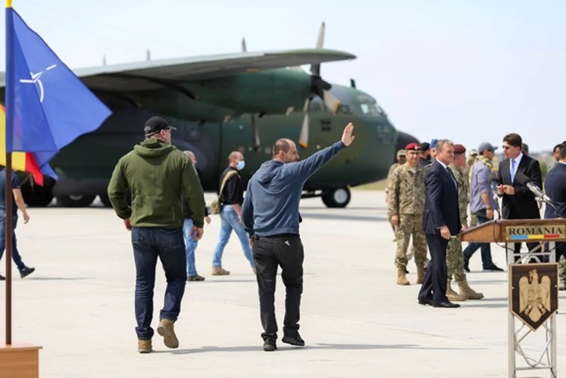 
    Românii evacuați din Afganistan, au pus piciorul pe pământ românescSursa foto: INQUAM PHOTOS/Sabin Cîrstoveanu  