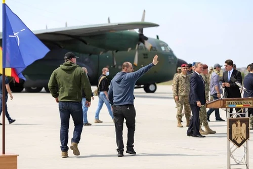 Românii evacuați din Afganistan, au pus piciorul pe pământ românescSursa foto: INQUAM PHOTOS/Sabin Cîrstoveanu