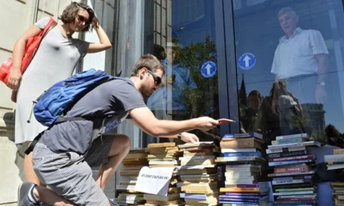 Protest pentru cultură, cu teancuri de cărţi la intrarea în Ministerul Finanţelor jpeg