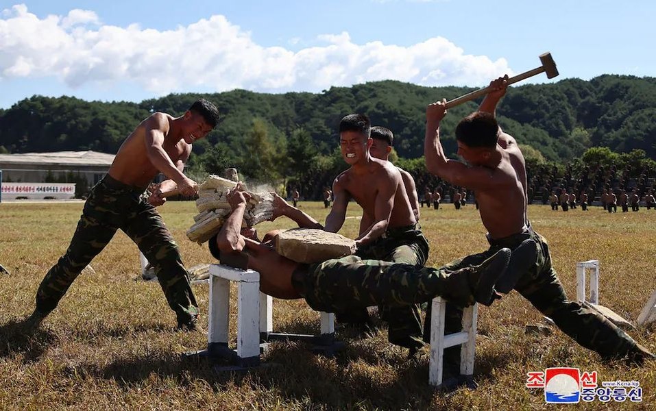  Antrenament draconic. Soldați nord-coreeni sparg pietre pe corpul unui camarad