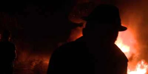 Oamenii s-au adunat pe un deal, au cântat şi au  împărţit covrigi şi dulciuri oaspeţilor