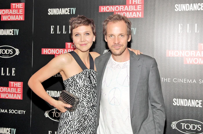 Maggie Gyllenhaal &amp; Peter Sarsgaard. Gyllenhaal are strămoşi regali. Fiicele lor, Ramona şi Gloria, sunt verişoare de gradul 20 cu bebeluşii regali